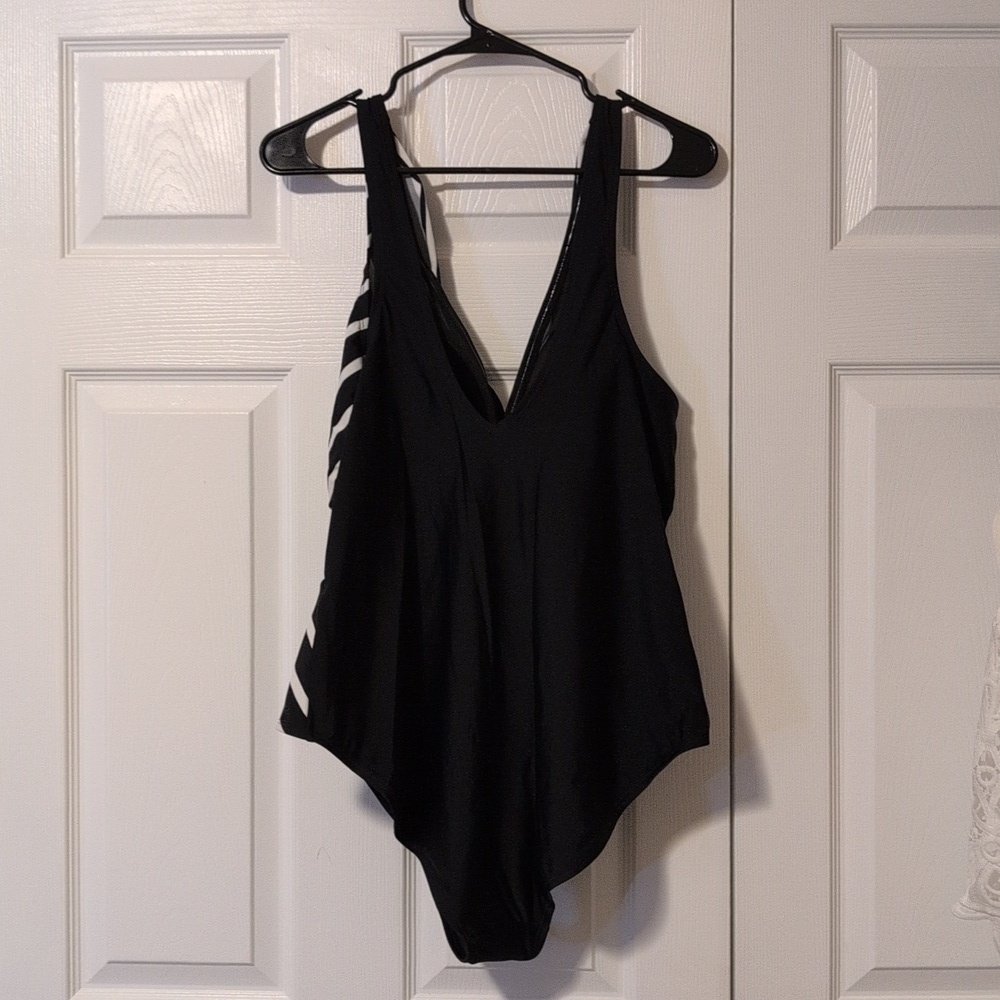 Meet.Curve Black and White Striped Women's One-Piece Twist Swimsuit NWT - Picture 5 of 9
